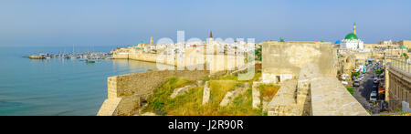 ACRE, ISRAËL - 27 avril 2017 : vue panoramique sur les remparts de la ville, le port de pêche, les rues, les Ahmed el-Jazzar Mosquée Bleue et la vieille ville sky Banque D'Images