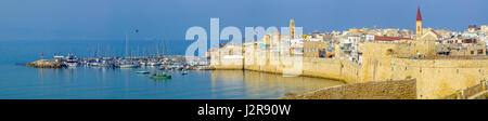 ACRE, ISRAËL - 27 avril 2017 : vue panoramique sur les remparts de la ville, le port de pêche, et la vieille ville, à l'Acre (Akko), Israël Banque D'Images