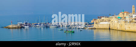 ACRE, ISRAËL - 27 avril 2017 : vue panoramique sur les remparts de la ville, le port de pêche, et la vieille ville, à l'Acre (Akko), Israël Banque D'Images