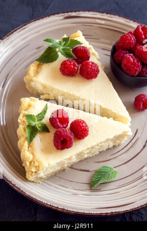 Gâteau au fromage fait maison avec les framboises et menthe pour dessert - dessert d'été bio sains pie cheesecake. Gâteau au fromage à la vanille. Banque D'Images