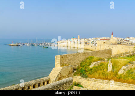 Voir les murs de la ville, le port de pêche, et de la vieille ville, à l'Acre (Akko), Israël Banque D'Images