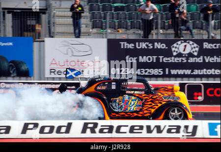 Un hot rod fait un burn out à la Santa Pod raceway en Angleterre Banque D'Images