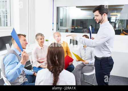 Coach en séminaire teambuilding rend une décision d'affaires Banque D'Images