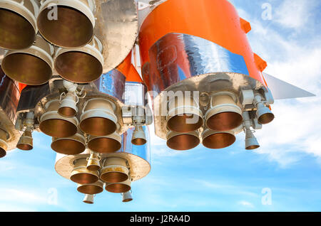 Les moteurs de fusée spatiale de l'engin spatial russe sur fond de ciel bleu Banque D'Images