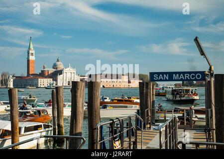 Après-midi de printemps au quartier de San Marco de Venise. San Giorgio Maggiore Église dans la distance. Banque D'Images