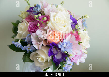 Bouquet pour décorer la table des roses rouges et blanches et glaïeul Banque D'Images