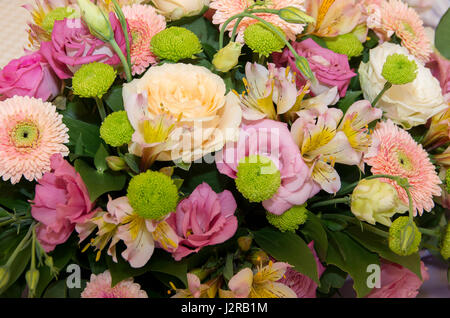 Bouquet de chrysanthèmes et roses Banque D'Images