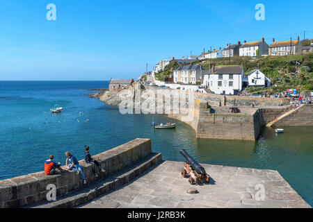 L'entrée du port à porthleven à Cornwall, Angleterre, Royaume-Uni. Banque D'Images