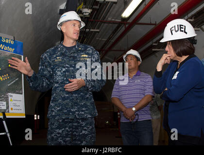 170421-N-468-027 SUR PEARL HARBOR (21 avril 2017) Le Capitaine Richard Hayes, commandant de l'NAVFAC Hawaii, parle à Hawaii 1er District Sénatrice Colleen Hanabusa lors d'une visite d'une base commune à Pearl Harbor-Hickam. La députée et d'autres invités ont visité la Colline Rouge modernisé l'installation de stockage de carburant en vrac, où des experts en la matière ont montré comment la Marine maintient les lieux comme un atout stratégique national. Red Hill fournit du carburant pour l'exploitation d'outre-mer tout en assurant l'eau potable dans la région demeure sécuritaire. (U.S. Photo par marine Spécialiste de la communication de masse 2e classe Jeff Troutman) Banque D'Images