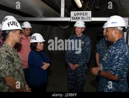 170421-N-468-079 SUR PEARL HARBOR (21 avril 2017) New York 1er District Sénatrice Colleen Hanabusa parle au capitaine Ken Epps, droite, commandant du centre de logistique de la flotte NAVSUP Pearl Harbor, et le Capitaine Richard Hayes, troisième à partir de la droite, commandant de l'NAVFAC Hawaï, lors d'une visite d'une base commune à Pearl Harbor-Hickam. La députée et d'autres invités ont visité la Colline Rouge modernisé l'installation de stockage de carburant en vrac, où des experts en la matière ont montré comment la Marine maintient les lieux comme un atout stratégique national. Red Hill fournit du carburant pour l'exploitation d'outre-mer tout en assurant l'eau potable Banque D'Images