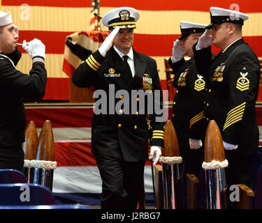 170421-N-SB201-125 Groton (Connecticut) (21 avril 2017) Classe de Virginie, rapide, sous-marin d'attaque USS San Juan (SSN 751), ancien commandant, le cmdr. John Craddock est appelé à terre après avoir tourné le commandement de San Juan au Capc. Ravi Desai lors d'une cérémonie de passation de commandement dans le théâtre à bord Dealey Naval Submarine Base New London le 21 avril 2017. (U.S. Photo par marine Spécialiste de la communication de masse en chef Steve Owsley/libérés) Banque D'Images