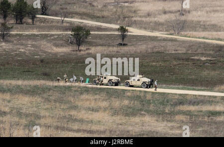 Des soldats de la réserve de l'armée américaine après avoir terminé en laiton recueillir au cours de l'opération feu blanc à l'acier froid Fort McCoy, au Wisconsin, le 22 avril 2017. L'acier froid fonctionnement est l'armée américaine Réserver's armes collectives qualification et validation afin de s'assurer que les unités de réserve de l'Armée de l'Amérique et les soldats sont formés et prêts à se déployer à court préavis et porter prêt au combat et la puissance de feu meurtrière à l'appui de l'armée et nos partenaires n'importe où dans le monde. (U.S. Réserve de l'armée photo prise par le s.. Debralee Meilleur, 84e commandement de formation) Banque D'Images