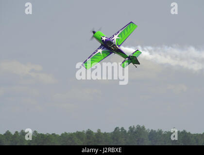 Gary Ward a volé son MX2 (avion) pour le salut de la côte du golfe 2017 open house et le spectacle aérien à la base aérienne Tyndall, en Floride, le 22 avril 2017. Ward a débuté sa carrière en 1998 Spectacle aérien et est devenu le premier pilote à voler le nouveau MX2 dans l'air montre. (U.S. Air Force photo par un membre de la 1re classe Delaney Rose) Banque D'Images