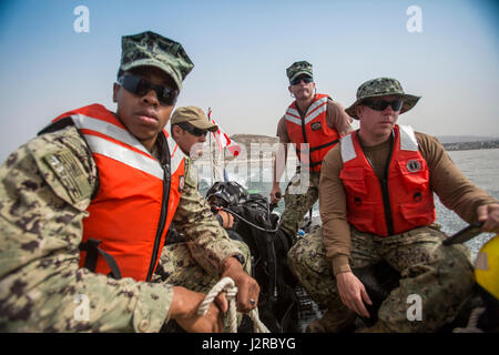 AGADIR, Maroc - Les plongeurs de l'équipe de construction sous-marine (UCT) 1 et leurs homologues de la Marine royale marocaine conduite la formation commune dans le cadre de l'exercice l'African Lion 2017, 22 avril. 1 UCT et les plongeurs de la Marine royale marocaine a porté sur les procédures de fonctionnement correct et la sécurité tout en plongée sous-marine sur un navire juste au-delà du port d'Agadir. Lion d'Afrique est un exercice multilatéral combinés, conçus pour améliorer l'interopérabilité et la compréhension mutuelle de chaque nation de tactiques, techniques et procédures, tout en démontrant le lien fort entre les armées du pays. (U.S. Photo du Corps des marines Banque D'Images