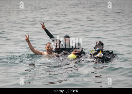 AGADIR, Maroc - Les plongeurs de l'équipe de construction sous-marine (UCT) 1 et leurs homologues de la Marine royale marocaine conduite la formation commune dans le cadre de l'exercice l'African Lion 2017, 22 avril. 1 UCT et les plongeurs de la Marine royale marocaine a porté sur les procédures de fonctionnement correct et la sécurité tout en plongée sous-marine sur un navire juste au-delà du port d'Agadir. Lion d'Afrique est un exercice multilatéral combinés, conçus pour améliorer l'interopérabilité et la compréhension mutuelle de chaque nation de tactiques, techniques et procédures, tout en démontrant le lien fort entre les armées du pays. (U.S. Photo du Corps des marines Banque D'Images