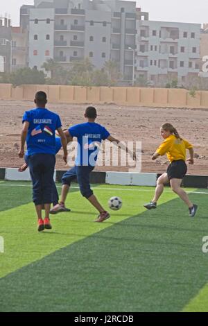 170423-N-NB178-076 Safaga, Egypte (23 avril 2017) Le lieutenant J.G. Julia Wesbey attribué à missiles USS Truxtun (DDG 103) chasse vers le bas la balle pendant un match de football contre une équipe de marins de la marine égyptienne de la Mer Rouge à bord de l'exercice Naval Base Salut Eagle 17. Salut aigle/Eagle 17 est un exercice multilatéral avec l'Egypte, l'Arabie Saoudite et des Emirats Arabes Unis pour améliorer les capacités en mutuelle d'opérations de sécurité maritime. Truxtun est déployé sur le 5e flotte américaine zone d'opérations à l'appui d'opérations de sécurité maritime visant à rassurer les alliés et les partenaires et de préserver Banque D'Images