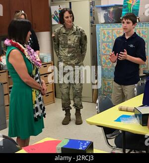 SCHOFIELD BARRACKS, New York (24 avril 2017) --- Un jeune patient art thérapie discute de son expérience avec le traitement de remplacement à la deuxième Dame de la United States, Karen Pence (à gauche), qui s'est rendu avec les dirigeants militaires et civils au cours d'une visite organisée par la clinique de santé des États-Unis à Schofield Barracks. Au cours de la visite, Pence a entendu à propos de diverses formes de l'art-thérapie est utilisé pour aider les militaires et leur famille de faire face aux difficultés, des handicaps ou des diagnostics. Banque D'Images