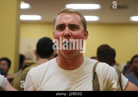 Une recrue de la Compagnie Mike, 3e Bataillon d'instruction des recrues, répond à une commande pendant la réception au Marine Corps Recruter Depot San Diego, le 24 avril. Les recrues sont tenus de respecter toutes les instructions du chargés de cours tout au long de la formation. Dans la semaine suivante de la réception, ils feront une première épreuve, subir des examens médicaux et les vaccinations et d'apprendre les règles de base de la formation des recrues. Chaque année, plus de 17 000 hommes recrutés dans la région de recrutement de l'Ouest sont formés à MCRD San Diego. La Compagnie Mike diplômé est prévue pour le 21 juillet. Banque D'Images