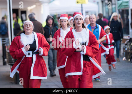 Guildhall, Winchester, Hampshire, United Kingdom. 4 décembre 2016. Hommes, femmes et jeunes coureurs habillés en Père Noël et le Père Noël l'exécution d'un 5k fun run pour recueillir de l'argent pour Naomi House et Jacksplace Children's Hospice de la charité. Lancé par le maire de Winchester, Jane Rutter à la Winchester Guildhall. © Vous Bailey / Alamy Banque D'Images