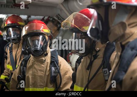 170424-N-FQ994-069 MER MÉDITERRANÉE (24 avril 2017) Les marins à bord de l'USS Ross (DDG 71) participer à un exercice d'entraînement de contrôle des dommages, 24 avril 2017. Ross, une classe Arleigh Burke destroyer lance-missiles, l'avant-déployé à Rota, Espagne, mène des opérations navales dans la sixième flotte américaine zone d'opérations à l'appui de la sécurité nationale des États-Unis en Europe et en Afrique. (U.S. Photo par marine Spécialiste de la communication de masse 3e classe Robert S. Price/libérés) Banque D'Images
