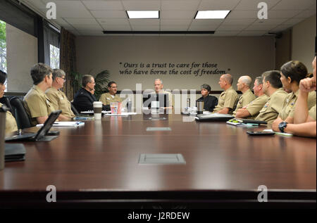 170424-N-MD713-012 SAN DIEGO (24 avril 2017) Arrière Adm. Paul Pearigen, commandant de la médecine de la Marine à l'Ouest, mémoires membres du Naval Medical Center San Diego (NMCSD) Comité directeur exécutif. Pearigen NMCSD tournée avant la tenue d'un appel de l'amiral et répondre aux questions du marin. (U.S. Photo par marine Spécialiste de la communication de masse Seaman Cameron Pinske/libérés) Banque D'Images