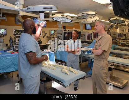 170424-N-MD713-045 SAN DIEGO (24 avril 2017) Shaun Meertens, gauche, ministère crèche, Naval Medical Center San Diego (NMCSD) Bio Centre de formation Compétences spécifiques, explique le fonctionnement des équipements à l'arrière Adm. Paul Pearigen, commandant de la Marine, à l'ouest de la médecine. Pearigen NMCSD tournées et visité le Centre Sim médicaux et chirurgicaux, Bio Centre de formation Compétences et l'urgence avant la tenue d'un appel de l'amiral et répondre aux questions des marins. (U.S. Photo par marine Spécialiste de la communication de masse Seaman Cameron Pinske/libérés) Banque D'Images