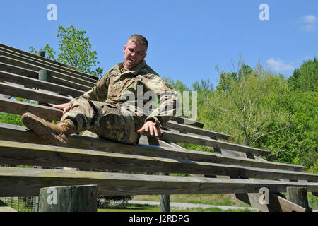 La CPS. La Jordanie avec l'Oregon Breedlove manœuvres de la Garde nationale à travers le parcours pendant la garde nationale Région III Concours Meilleur Guerrier au Wendell H. Ford Centre de formation régional à Greenville, Ky., 24 avril.(U.S. La Garde nationale de l'armée photo par le Sgt. Jenny Ewanchew). Banque D'Images