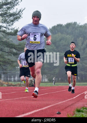 Le Sgt. 1re classe Andrew England, représentant le 416e TEC et l'ingénieur 402ème Co.-fait son deuxième tour pendant les deux-mile run. 14 soldats de la réserve de l'armée américaine a participé à la remise en forme physique de l'armée d'essai de la 412e et 416e de l'ensemble des commandes de l'ingénieur Théâtre meilleure concurrence Warrior le 25 avril 2017, at Joint Base McGuire-Dix-Lakehurst. N.J. Banque D'Images