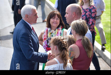 Vice-président Mike Pence, avec sa femme, Karen, accueillent leur neveu Air Force James MSgt Louzon, Chef de Section des systèmes C2, 613e, 56e SP ACOMS, sa femme Sarah et leurs filles Leonie et Maja 25 Avril, 2017 at Joint Base Harbor-Hickam Pearl, HI. Pence Vice-président fait une brève escale sur Oahu pour parler avec les troupes qu'il se rendait de Samoa américaines à Washington DC. Le voyage est conçu comme une occasion pour le Vice-président d'exposer les politiques des administrations aux alliés des États-Unis dans la région, et d'offrir pour lui l'occasion de développer des relations personnelles avec les gouvernements et les entreprises Banque D'Images