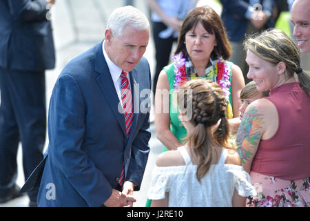 Vice-président Mike Pence et sa femme, Karen parlent avec leur neveu fille Leonie Louzon 25 Avril, 2017 at Joint Base Harbor-Hickam Pearl, HI. Leonie père est Air Force James MSgt Louzon, Chef de Section, des systèmes C2 au 613e sp. Pence Vice-président fait une brève escale sur Oahu pour parler avec les troupes qu'il se rendait de Samoa américaines à Washington DC. Le voyage est conçu comme une occasion pour le Vice-président d'exposer les politiques des administrations aux alliés des États-Unis dans la région, et d'offrir pour lui l'occasion de développer des relations personnelles avec les chefs de gouvernement et d'entreprise. La marque Banque D'Images