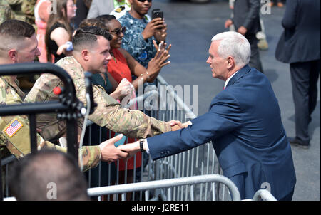 Vice-président Mike Pence, serre la main avec les membres de la 25e Division d'Infanterie stationné à Schofield Barracks alors qu'il se prépare à partir pour Washington DC le 25 avril, 2017 at Joint Base Harbor-Hickam Pearl, HI. Pence Vice-président fait une brève escale sur Oahu pour parler avec les troupes qu'il se rendait de Samoa américaines à Washington DC. Le voyage est conçu comme une occasion pour le Vice-président d'exposer les politiques des administrations aux alliés des États-Unis dans la région, et d'offrir pour lui l'occasion de développer des relations personnelles avec les chefs de gouvernement et d'entreprise. Les notes du dernier arrêt Pence après h Banque D'Images