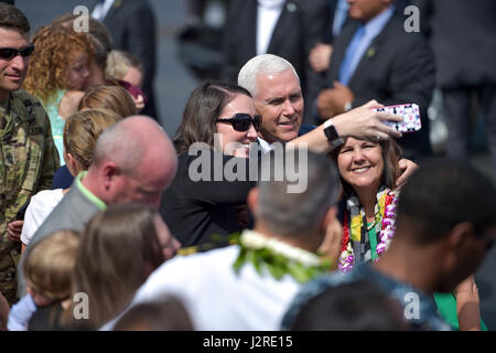 Vice-président Mike Pence et sa femme, Karen, selfies posent pour une avec un membre de la foule, 25 avril 2017 plume at Joint Base Harbor-Hickam Pearl, HI. Pence Vice-président fait une brève escale sur Oahu pour parler avec les troupes qu'il se rendait de Samoa américaines à Washington DC. Le voyage est conçu comme une occasion pour le Vice-président d'exposer les politiques des administrations aux alliés des États-Unis dans la région, et d'offrir pour lui l'occasion de développer des relations personnelles avec les chefs de gouvernement et d'entreprise. Les notes du dernier arrêt Pence après ses voyages l'ont emmené à la Corée, le Japon, l'Indonésie et l'Australie. Banque D'Images