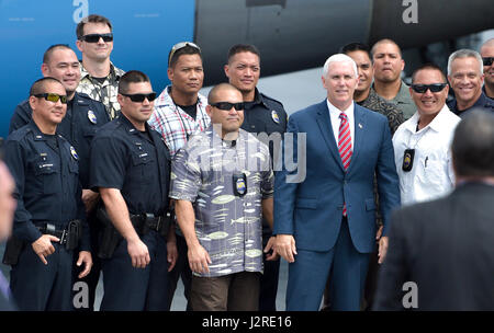 Vice-président Mike Pence prend rapidement une photo avec le défenseur équipe composée de membres du 647e Escadron des Forces de sécurité, les corbeaux, Phoenix et Honolulu Police Department 25 Avril, 2017 at Joint Base Harbor-Hickam Pearl, HI. Pence Vice-président fait une brève escale sur Oahu pour parler avec les troupes qu'il se rendait de Samoa américaines à Washington DC. Le voyage est conçu comme une occasion pour le Vice-président d'exposer les politiques des administrations aux alliés des États-Unis dans la région, et d'offrir pour lui l'occasion de développer des relations personnelles avec les chefs de gouvernement et d'entreprise. Les marques du réseau PENCE Banque D'Images