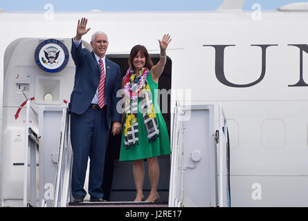 Vice-président Mike Pence et sa femme, Karen, comme ils l'aloha wave se préparent pour leur voyage de retour à Washington DC le 25 avril, 2017 at Joint Base Harbor-Hickam Pearl, HI. Pence Vice-président fait une brève escale sur Oahu pour parler avec les troupes qu'il se rendait de Samoa américaines à Washington DC. Le voyage est conçu comme une occasion pour le Vice-président d'exposer les politiques des administrations aux alliés des États-Unis dans la région, et d'offrir pour lui l'occasion de développer des relations personnelles avec les chefs de gouvernement et d'entreprise. Les notes du dernier arrêt Pence après ses voyages l'ont emmené à la Corée, le Japon, l'Indonésie Banque D'Images