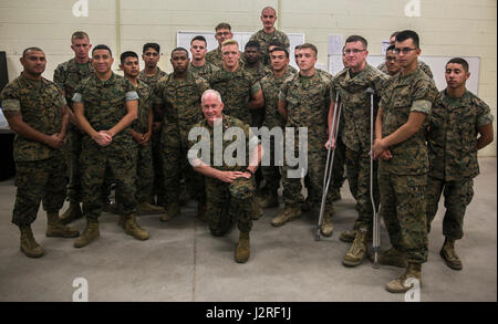 La 19ème aumônier de la Marine Corps, l'arrière de l'US Navy Adm. Brent Scott, visité Marine Corps Air Station Yuma (Arizona), le 26 avril 2017, dans le cadre d'une tournée d'une semaine pour observer des Marines et engager avec eux au sujet de leur bien-être spirituel. (U.S. Marine Corps photo par Lance Cpl. Isaac D. Martinez) Banque D'Images