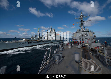 170426-N-ZE250-062 OCÉAN ATLANTIQUE (26 avril 2017) - La classe Arleigh Burke destroyer lance-missiles USS Carney (DDG 64) effectue un ravitaillement en mer avec la vague britannique-classe auxiliaire de la Flotte royale Wave Ruler (A390) tout en participant à un officier général de l'Entraînement maritime le 26 avril 2017. Carney, l'avant-déployé à Rota, Espagne, effectue actuellement sa troisième patrouille dans la sixième flotte américaine zone d'opérations à l'appui de la sécurité nationale des États-Unis en Europe. (U.S. Photo par marine Spécialiste de la communication de masse de la classe 3ème Weston Jones/libérés) Banque D'Images