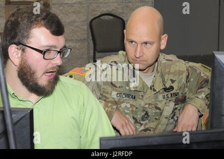 Garde nationale Le s.. Sean Cochran avec le Missouri et l'équipe de Cyber Ryan Valencik, un testeur à la pénétration, Leidos Inc., se préparer à agir comme agresseurs de l'information dans le scénario de l'élément de protection Cyber 17 au Camp Williams, le 26 avril 2017. Bouclier cybernétique 17 est une Garde nationale exercice visant à évaluer des soldats, aviateurs, et le personnel civil sur les plans d'intervention pour les incidents cybernétiques qui se déroule du 24 avril au 5 mai 2017 au Camp Williams, de l'Utah. (U.S. La Garde nationale de l'armée photo par le Sgt. Michael Giles) Banque D'Images