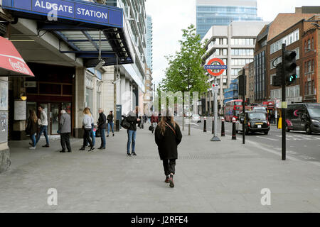 Voir des gens marcher en dehors de la station de métro Aldgate Aldgate sur High Street, dans l'Est de Londres UK KATHY DEWITT Banque D'Images