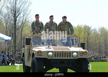 Le major-général Walter E. Piatt, (à gauche), nouveau Commandant, 10e division de montagne, le général Robert B. Abrams (centre), général commandant de l'armée américaine et de commandement des Forces canadiennes, le général Jeffrey L. Bannister (à gauche), effectuer un passage et l'étude au cours de la 10e division de montagne cérémonie de passation de commandement, Fort Drum's Champ Sexton le 27 avril 2017. (U.S. Photo de l'armée par le Sgt. James Avery) Banque D'Images