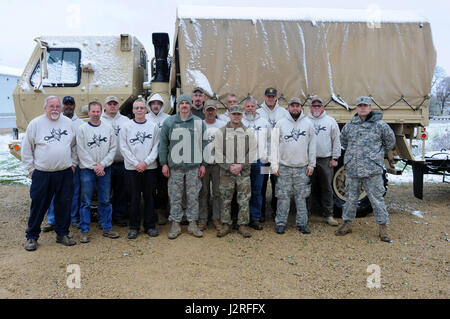 Les soldats et les entrepreneurs qui composent l'équipe de Cour tirer Fort McCoy post pour une photo à l'extérieur de l'établissement. La 88e Commandement du soutien régional gère le site où plus de 750 pièces d'équipement sont actuellement disponibles. Quand il est bien approvisionné, le Fort McCoy attirer Yard aura plus de 2 100 pièces d'équipement disponible pour la formation d'unités à Fort McCoy Banque D'Images