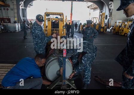 170427-N-KJ380-004 NORFOLK, Virginie (27 avril 2017) transport des marins d'une pompe à carburant dans la zone du porte-avions USS Dwight D. Eisenhower (CVN 69) (Ike). Ike est en ce moment pier côté pendant la phase de maintien en puissance de la flotte (Plan d'intervention optimisés OFRP). (U.S. Photo par marine Spécialiste de la communication de masse néo matelot Greene III) Banque D'Images