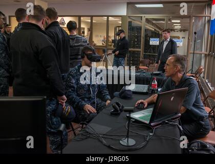 BANGOR, Washington (27 avril 2017) 4400 Machiniste 2e classe Justin Mohn, attribué à l'équipage du bleu de classe Ohio-balistique sous-marin USS Alabama (SNLE) 737, tests l'OceanLens, qui utilise un casque de réalité virtuelle Oculus Rift pour créer un environnement immersif 3D pour la visualisation de la topographie sous-marine, au cours de l'Innovation Lab (iLab) roadshow tenue au Centre de formation de Trident Bangor. Le iLab, qui est situé au centre d'instruction navale sous-marine, du Pacifique à Pearl Harbor, Hawaii, est une initiative lancée pour stimuler le développement rapide d'idées et de concepts d'utilisation donnant lieu à submarin Banque D'Images