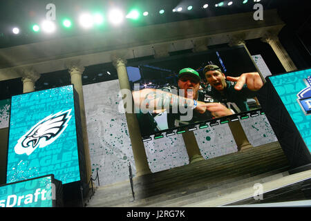 Philadelphia Eagles fans montrent leur fierté à l'équipe de NFL de 2017 à Philadelphie, le 28 avril 2017. U.S. Coast Guard Photo de Maître de 1re classe Seth Johnson. Banque D'Images