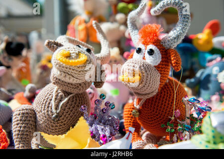 Close up la photographie. Jouets Animaux tricotés de souvenirs. Banque D'Images