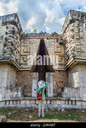 Une femme regarde fixement le magnicent ruine d'Uxmal, Mexique Banque D'Images