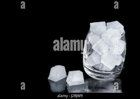 Des cubes de glace en verre sur fond noir Banque D'Images