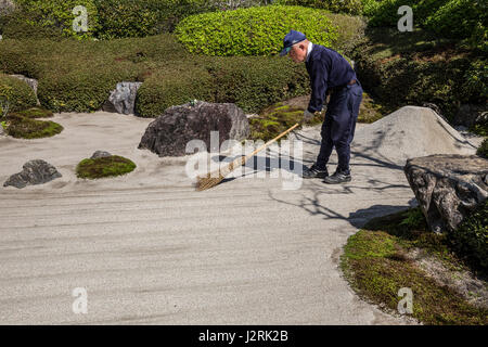 - Le jardinier japonais Meigetsuin karesansui jardin zen de sable ratissée, roches et plantes en Meigetsuin représente le Jardin du temple légendaire Mont Shumi Banque D'Images