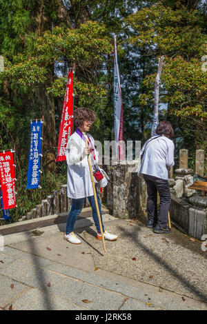 Henro sur Kumano Kodo - Kumano Kodo est un réseau de routes de pèlerinage, parcouru pendant des siècles par les Japonais de tous les niveaux de la société. Ces pèlerins Banque D'Images