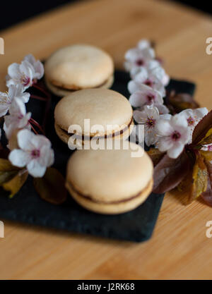 Macarons décorées de fleurs Banque D'Images