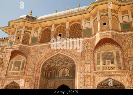 La Ganesh Pol (Ganesh Gate), construit AD 1621-67, est l'entrée principale de l'Amber Palace à Jaipur au Rajasthan, Inde. Banque D'Images